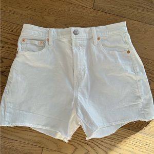 White Gap High Rise 4” Denim Shorts in Size 4/27 🕊️